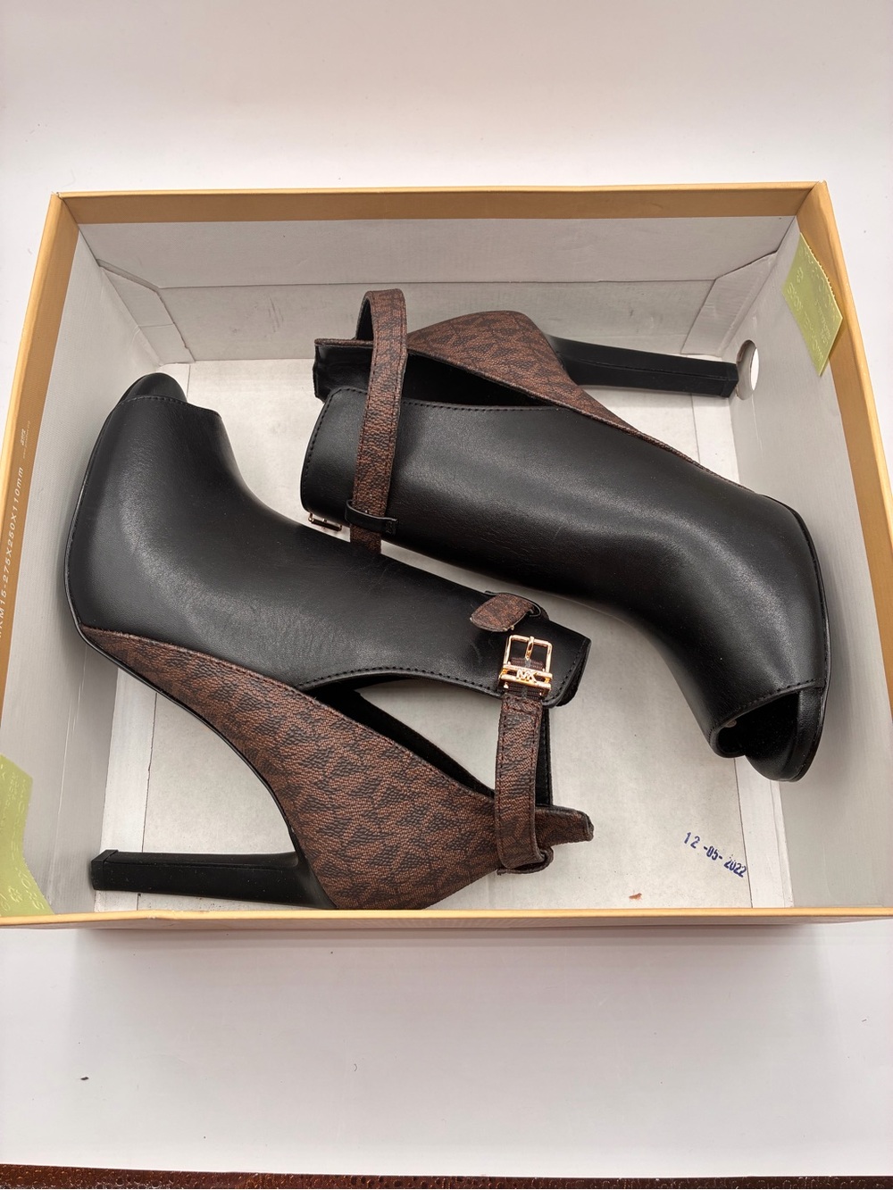 Michael Kors Black Brown Logo Buckle Peep Toe Leather Heels Adjustable Strap - Picture 2 of 9